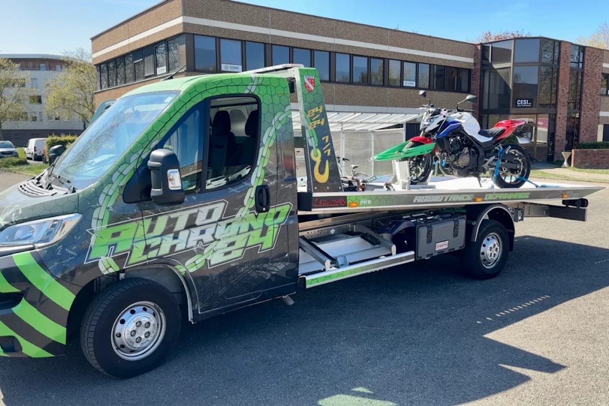 Remorquage de voiture et de moto sur plateau dans le Bas-Rhin